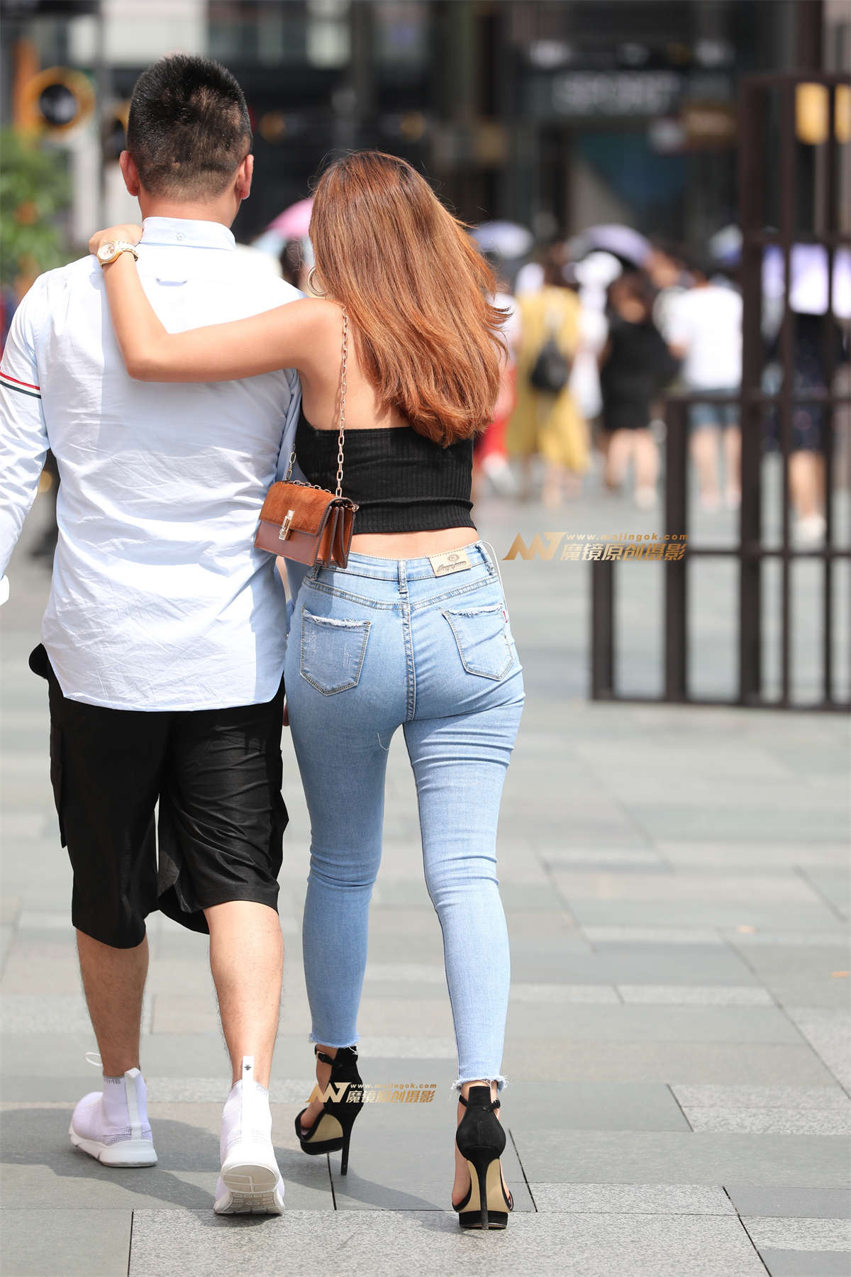 图片[2]-【辉辉赛贴】紧牛仔裤少妇-日更街拍