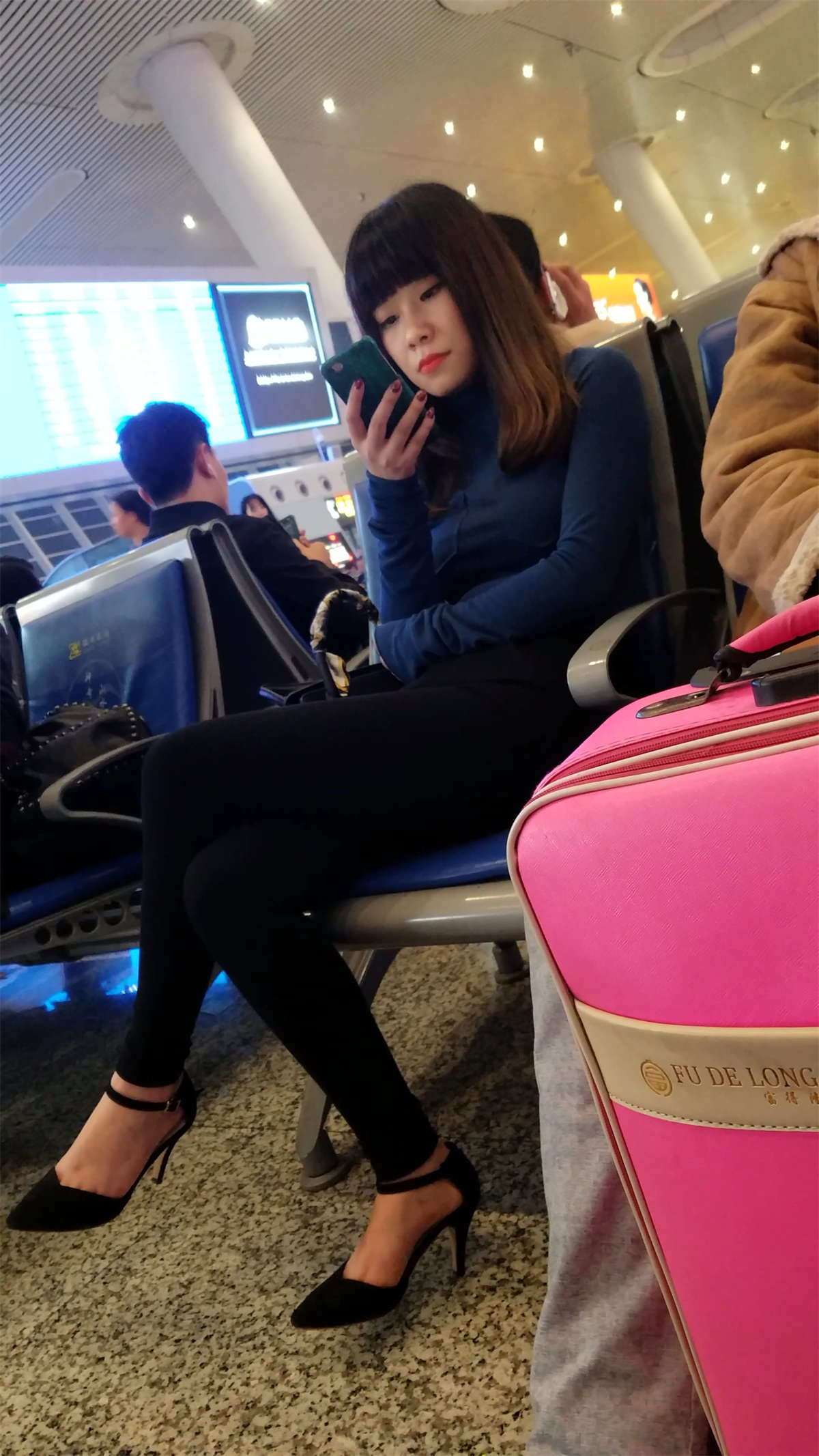 图片[2]-[4K高清视频]黑色尖角高跟黑色紧身铅笔裤美少妇极品纤细美腿-日更街拍