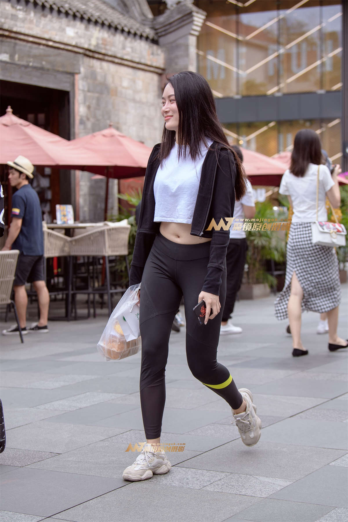 【久久赛帖】黑色紧身裤美臀-日更街拍