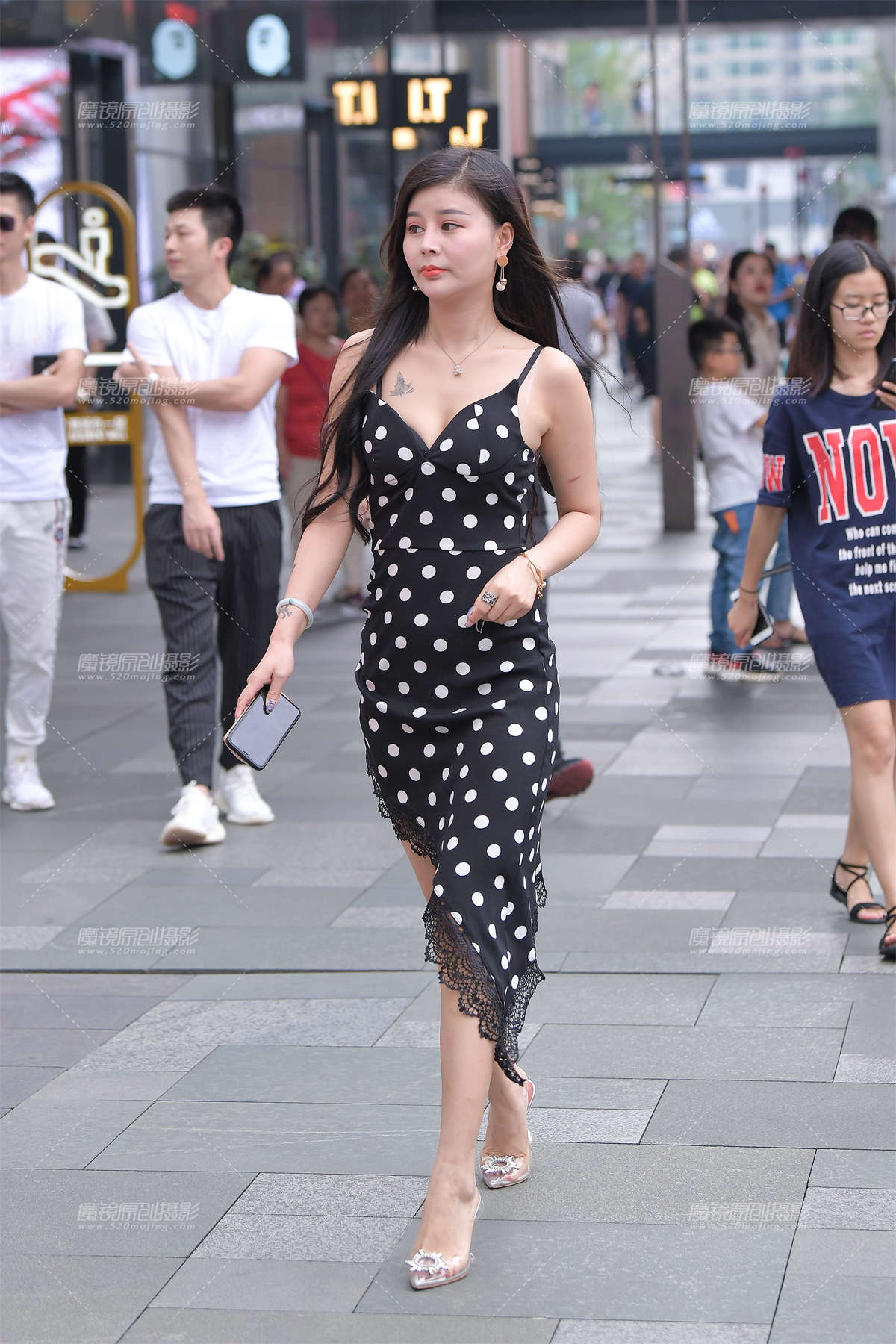 性感吊带裙的女人-日更街拍