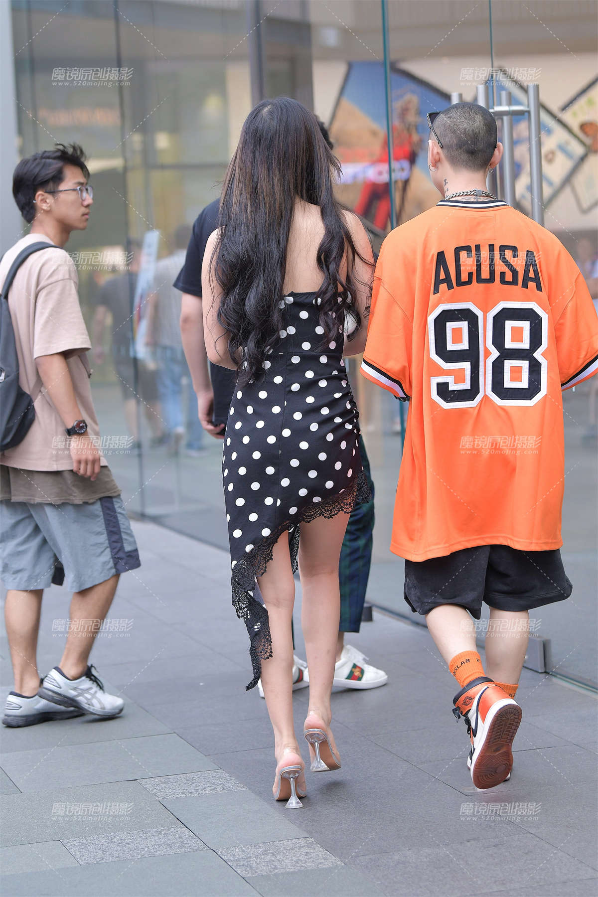 图片[2]-性感吊带裙的女人-日更街拍