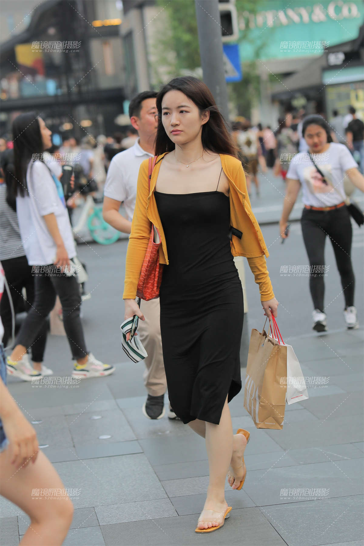 掩不住的好身材-日更街拍