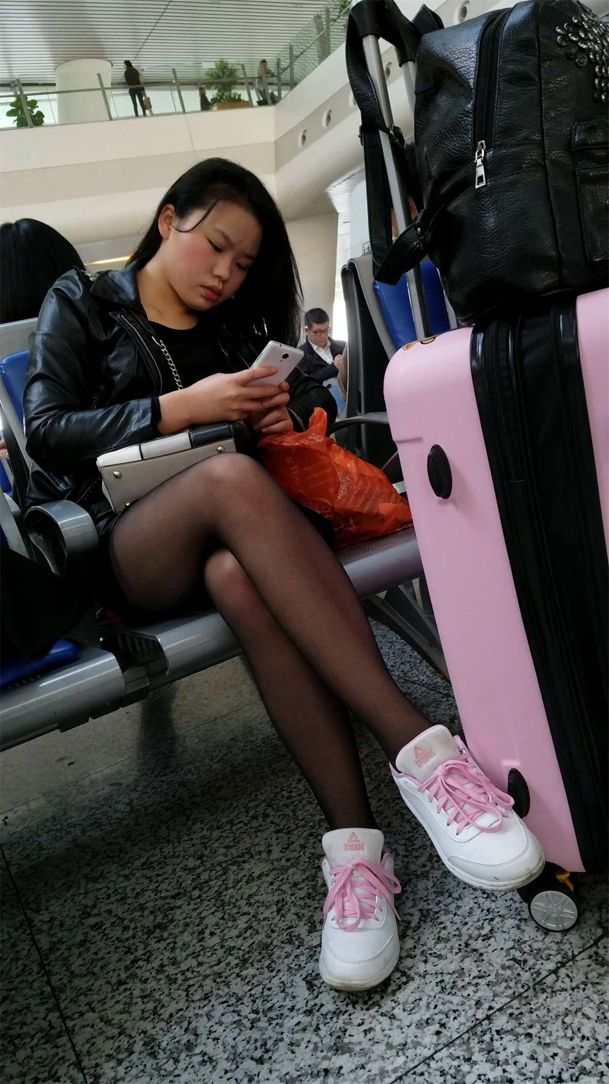 [4K高清视频]黑色丝袜性感长腿长发美女车站候车-日更街拍