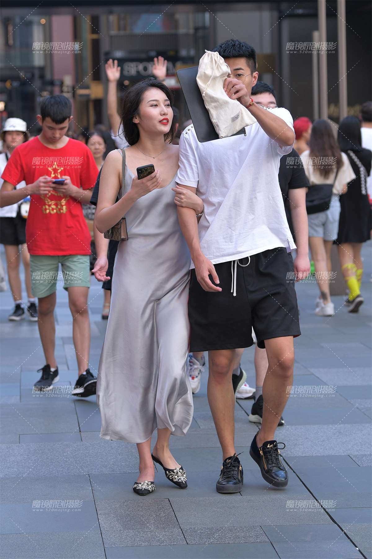 性感吊带裙女友-日更街拍