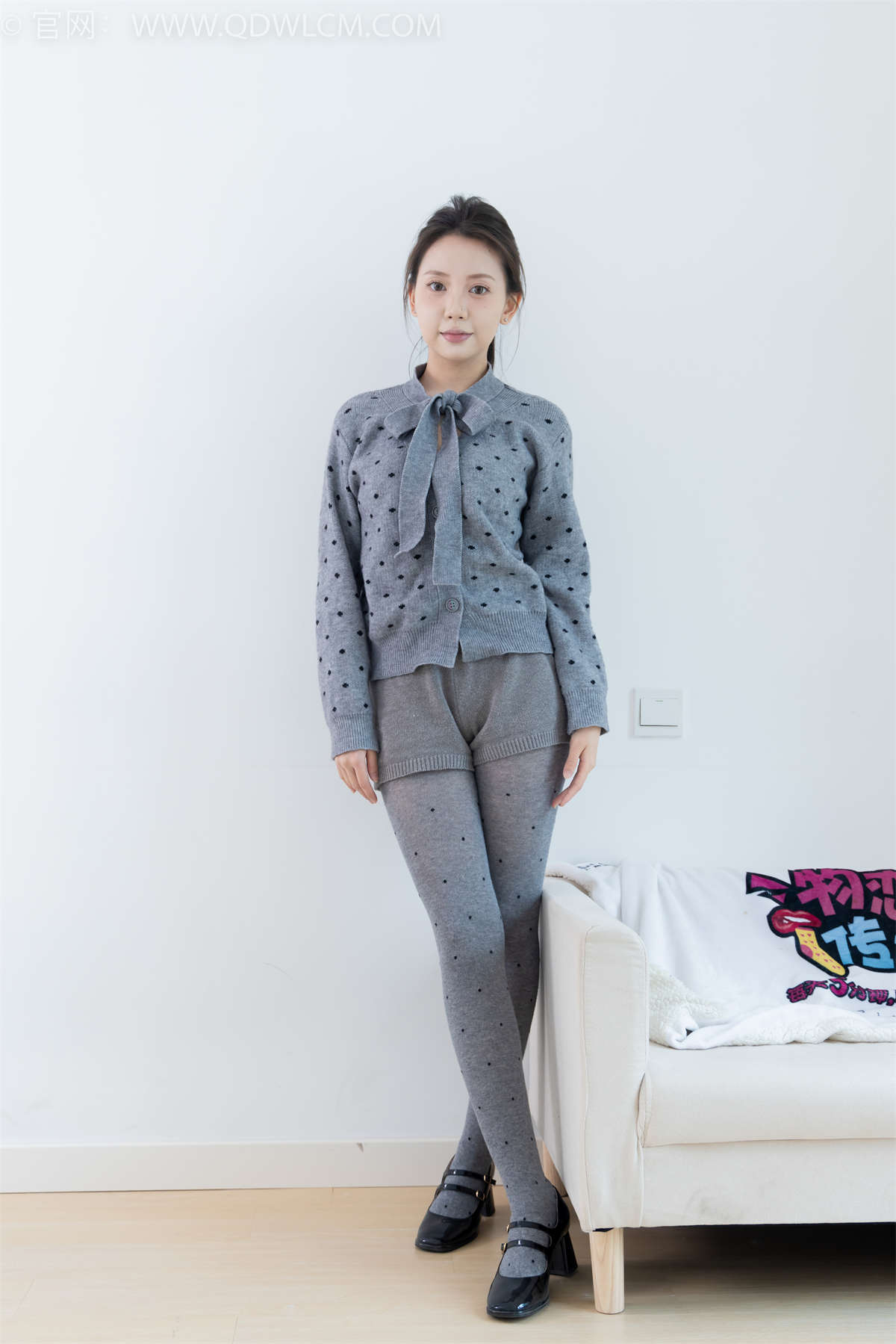 图片[2]-物恋传媒 NO.2355 小曦-皮鞋、厚灰丝-日更街拍