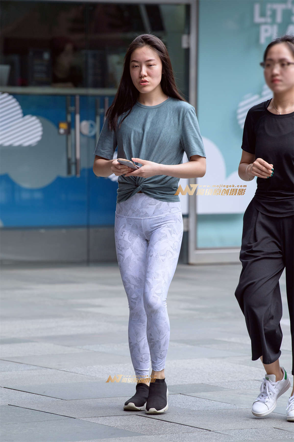 【久久赛帖】灰白色瑜伽裤店员-日更街拍