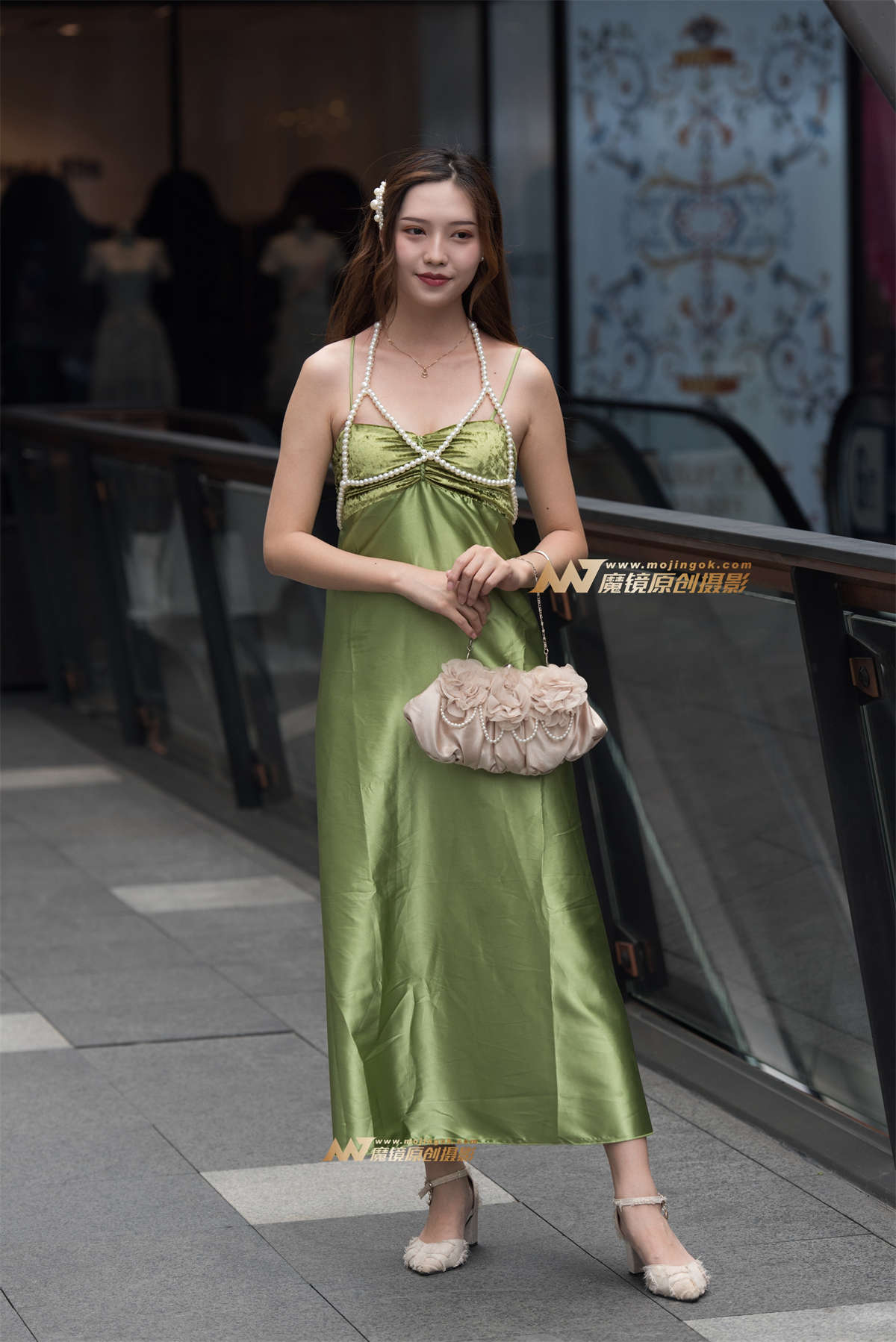 清纯吊带的美女-日更街拍