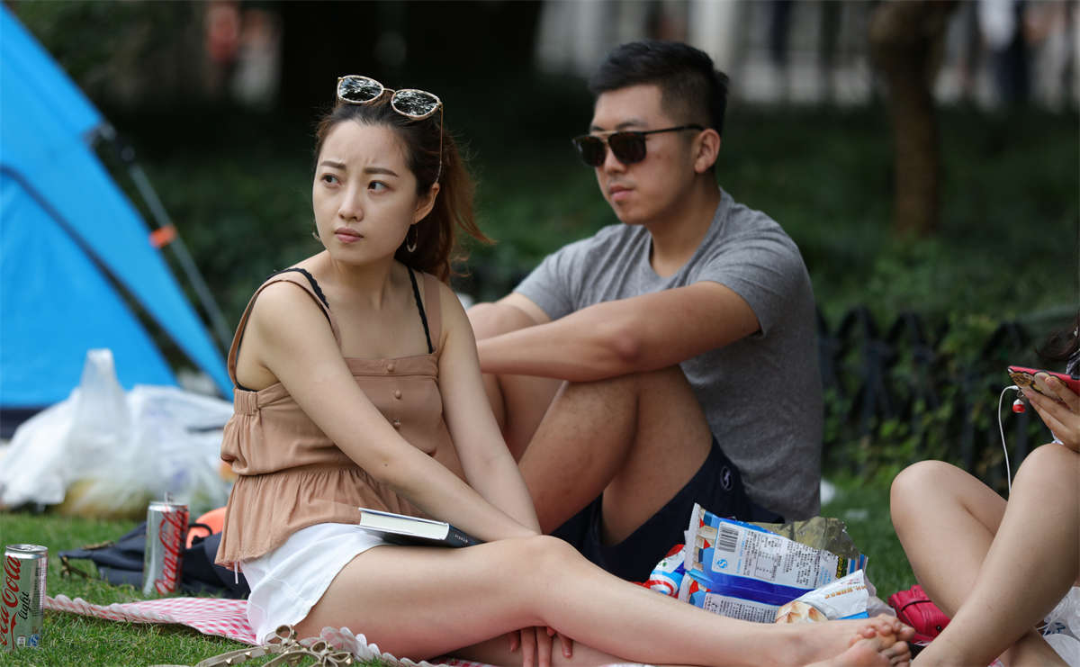 图片[2]-踏青公园街拍系列No.1523 漂亮姑娘光着脚打电话，打着打着觉得身边出了幺蛾子 第1套-日更街拍