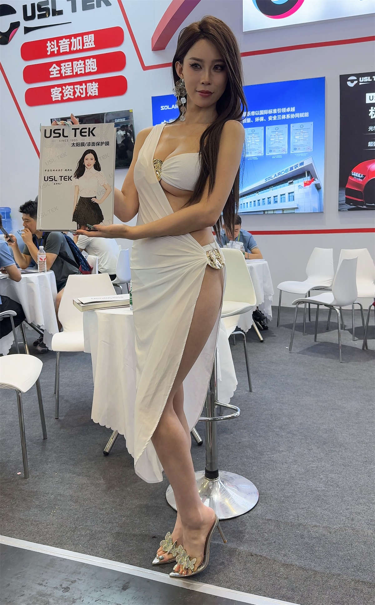 图片[2]-ZZ超性感-白色紧身裙美女（视频版）-日更街拍