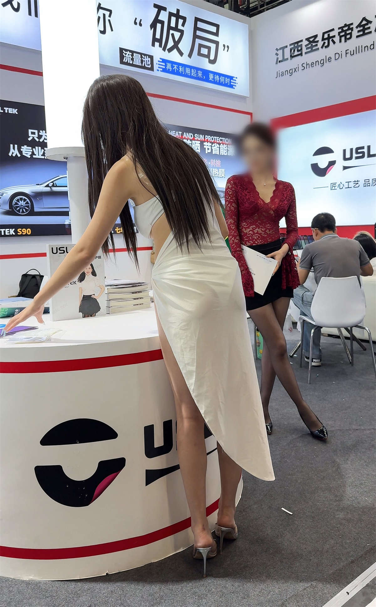 ZZ超性感-白色紧身裙美女（视频版）-日更街拍