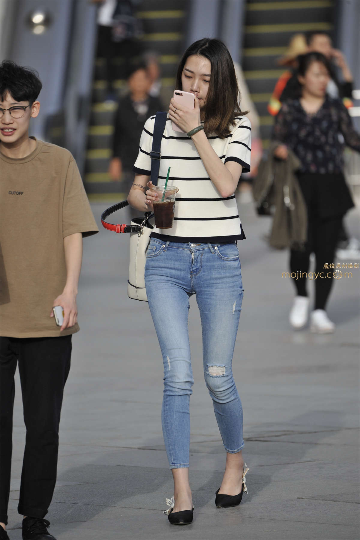 图片[2]-2017-06-08紧身牛仔美眉-日更街拍