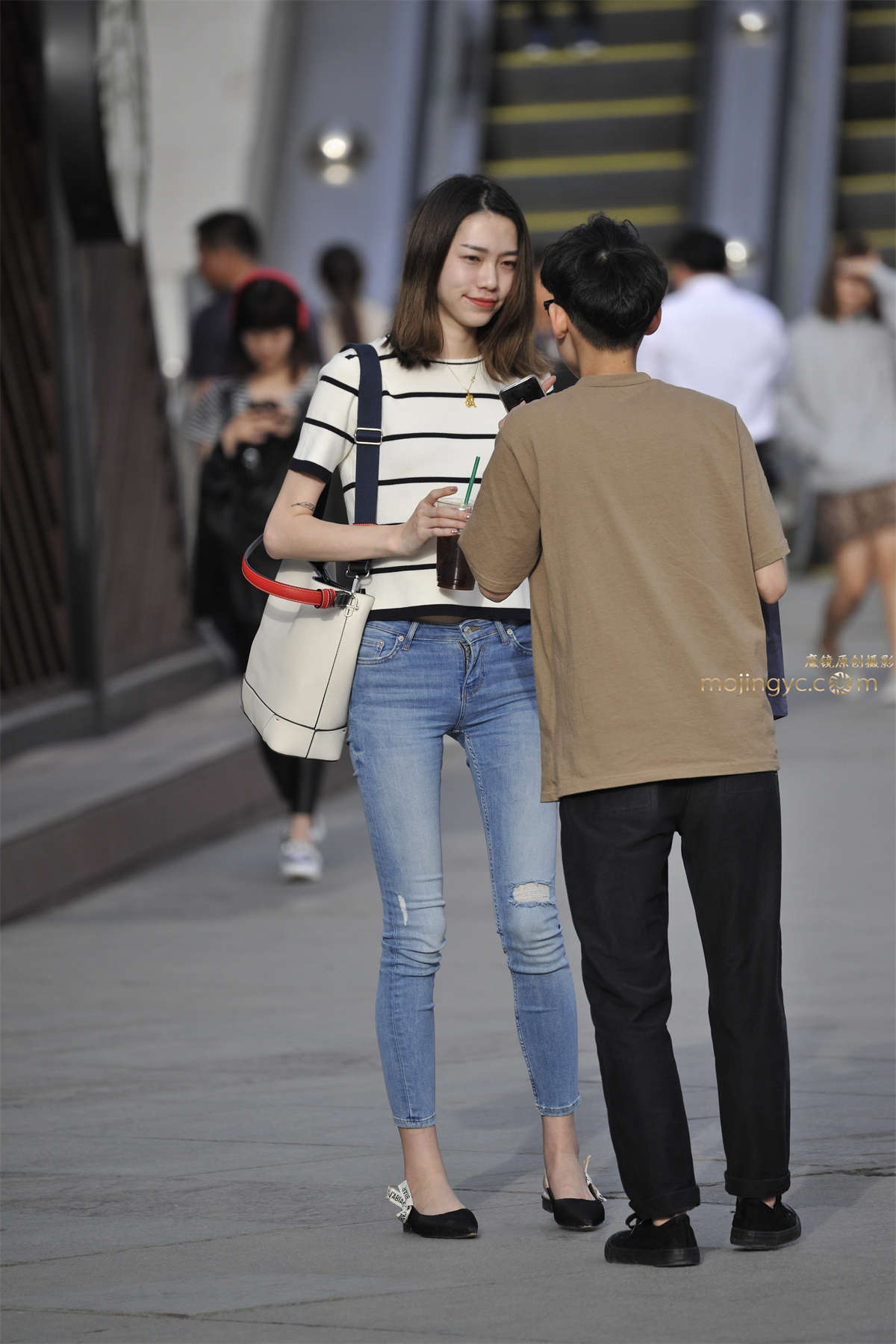 2017-06-08紧身牛仔美眉-日更街拍