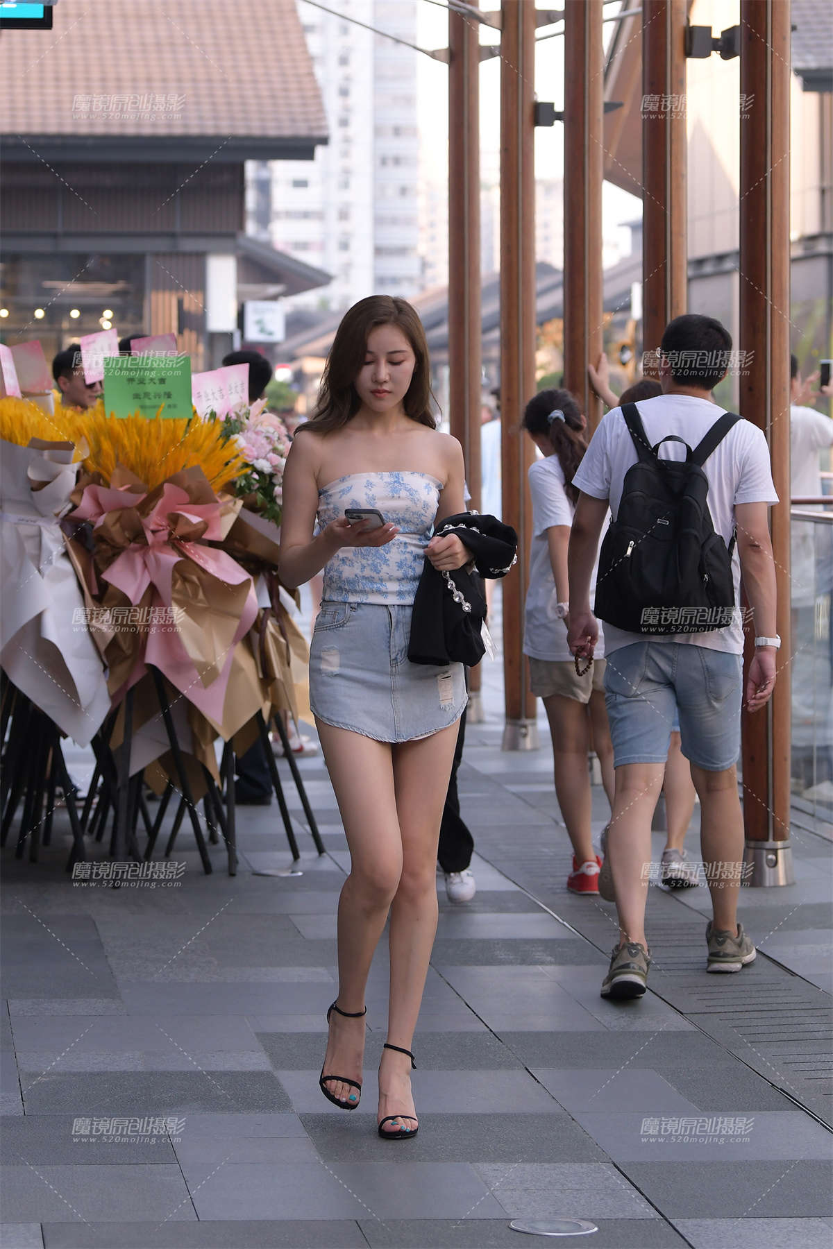 性感裹胸短裙美腿小姐姐-日更街拍