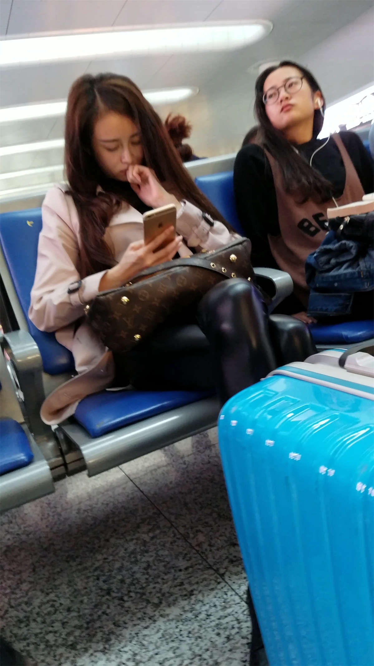 图片[2]-[4K高清视频]候车室黑色紧身皮裤长发美少妇-日更街拍