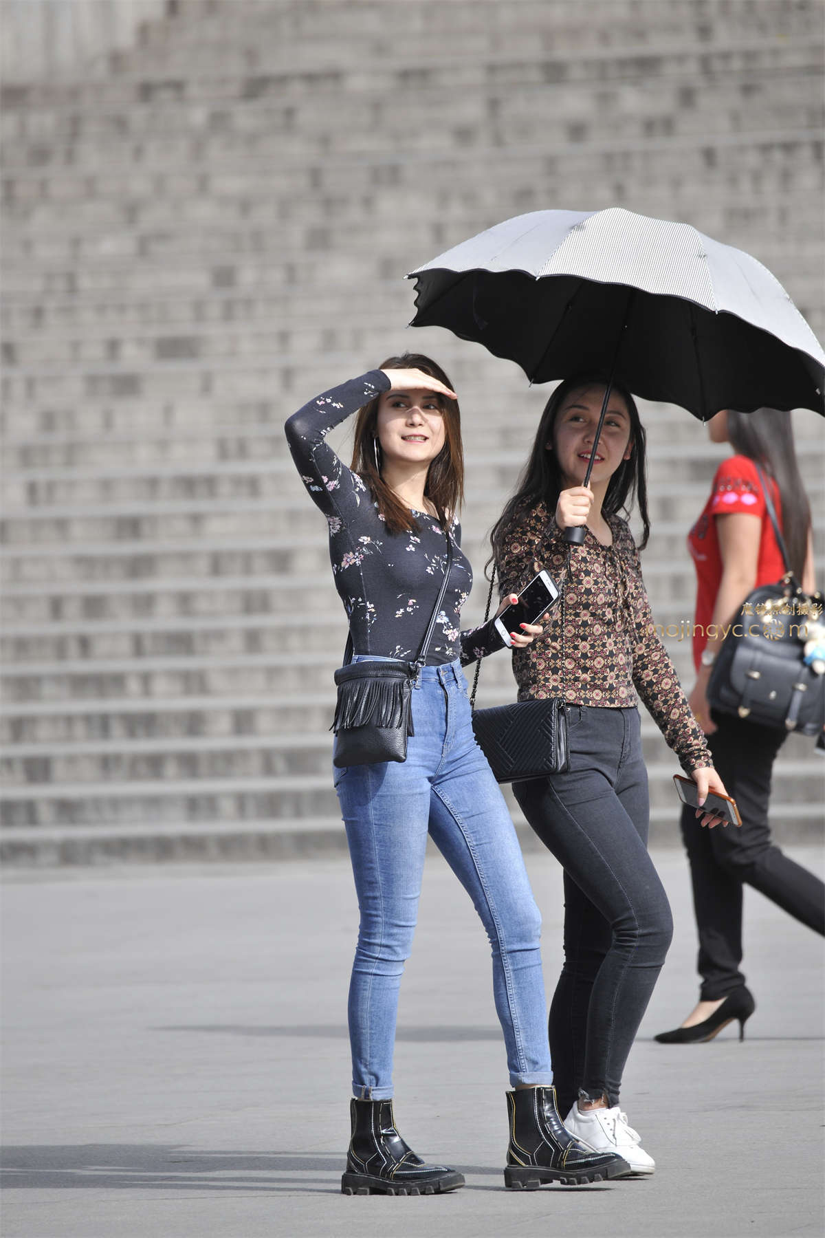 2017-06-08紧身牛仔少妇-日更街拍