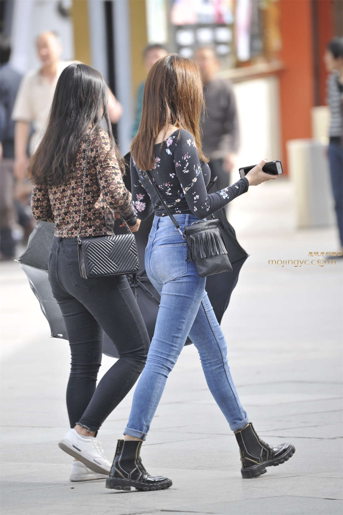 图片[2]-2017-06-08紧身牛仔少妇-日更街拍