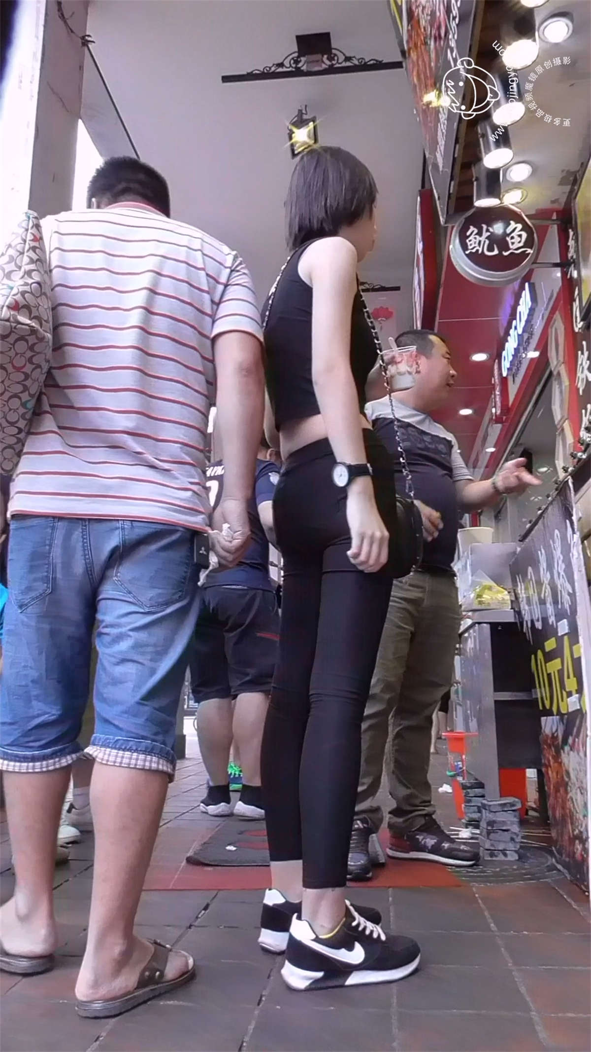 身材婀娜弹力裤逆天长腿美女-日更街拍