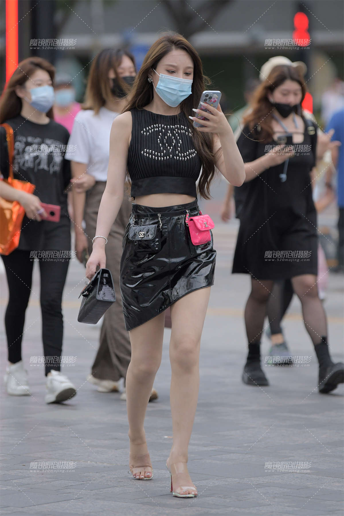 包臀半身黑皮裙气质美女-日更街拍