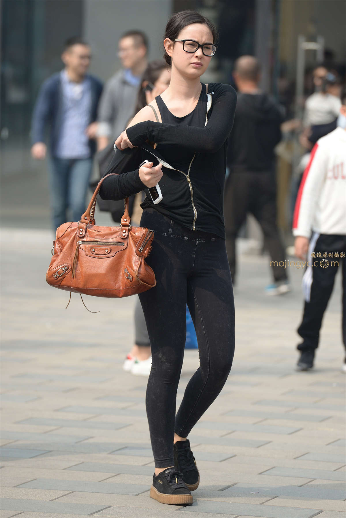 牛仔紧裤外妹-日更街拍