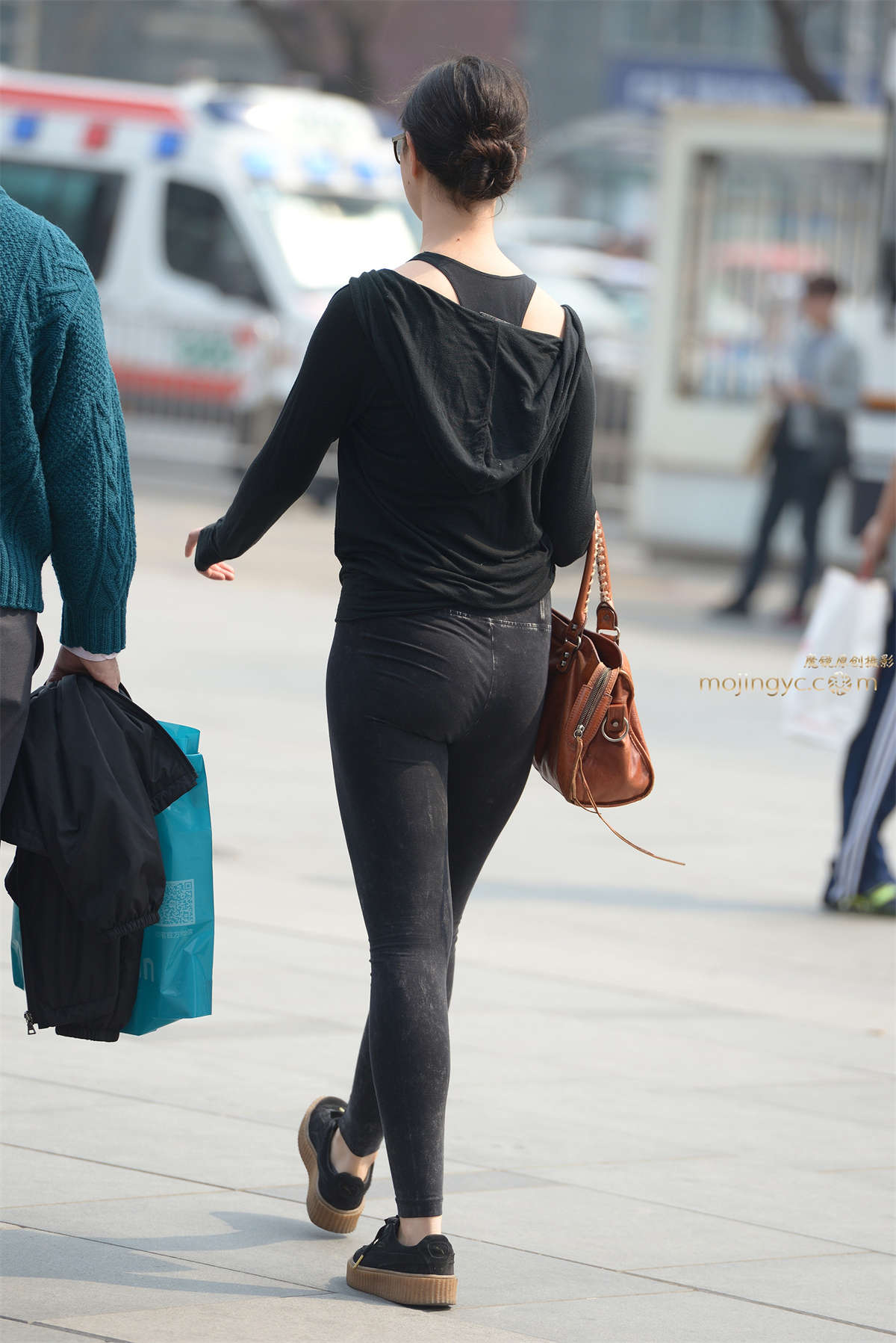 图片[2]-牛仔紧裤外妹-日更街拍