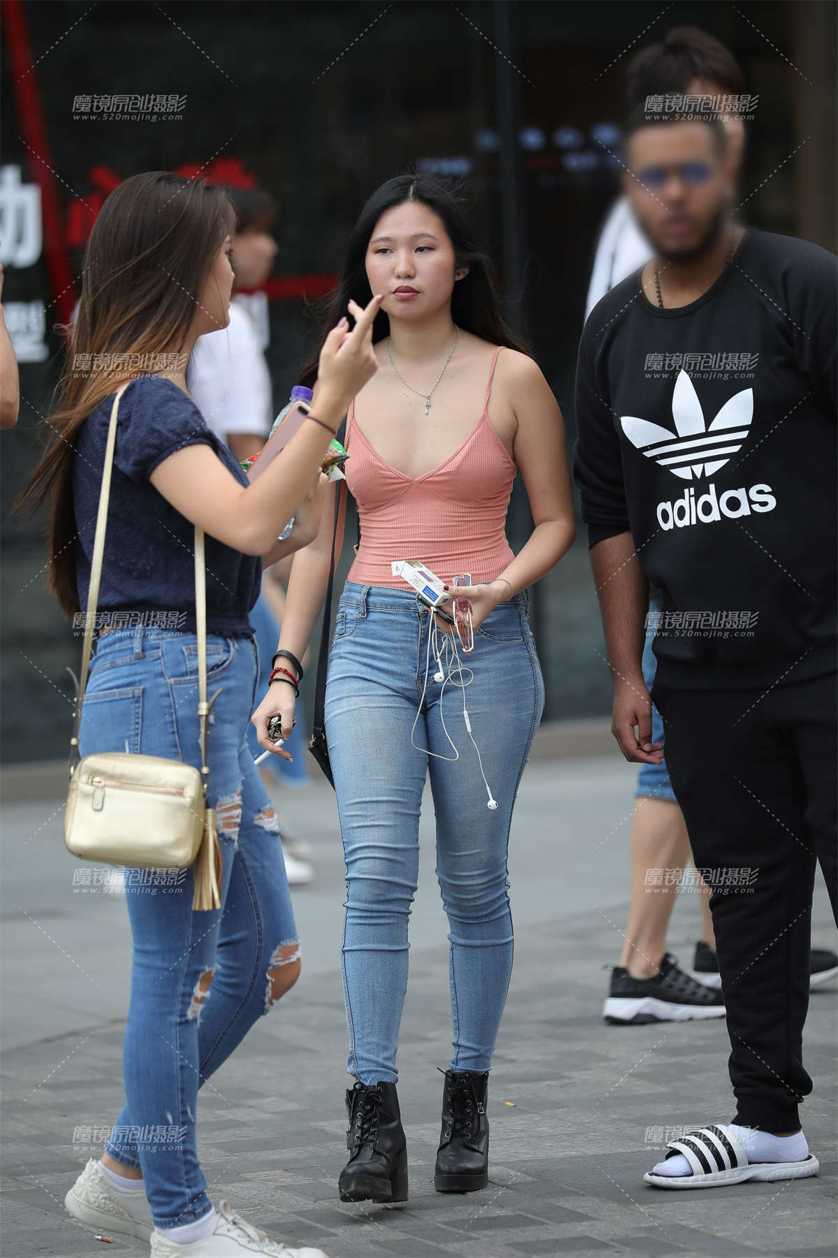 下盘饱满的紧牛-日更街拍