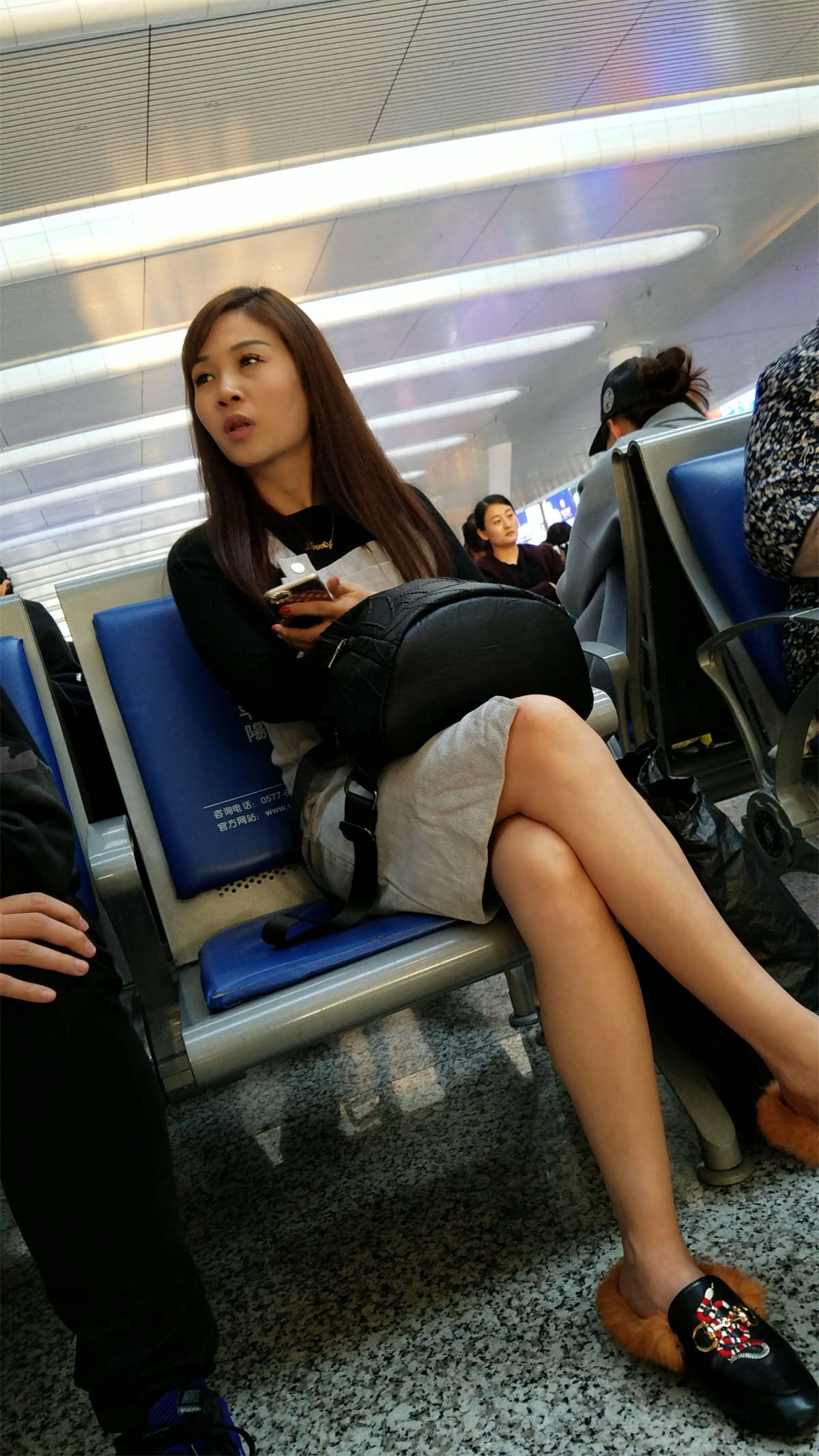[4K高清视频]车站候车室灰色连衣裙长发美女白皙裸腿-日更街拍