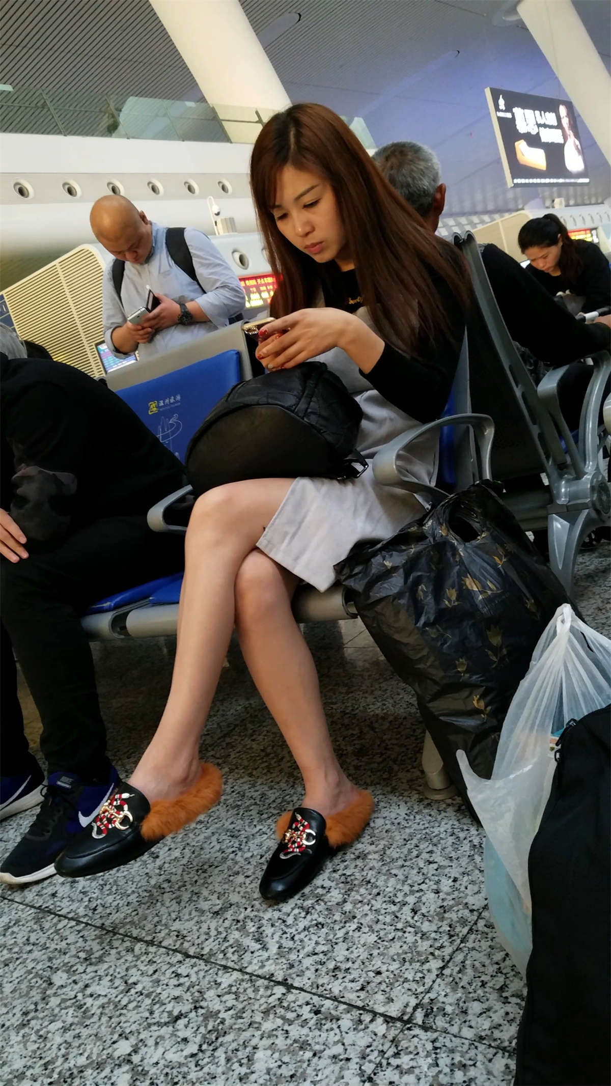 图片[2]-[4K高清视频]车站候车室灰色连衣裙长发美女白皙裸腿-日更街拍