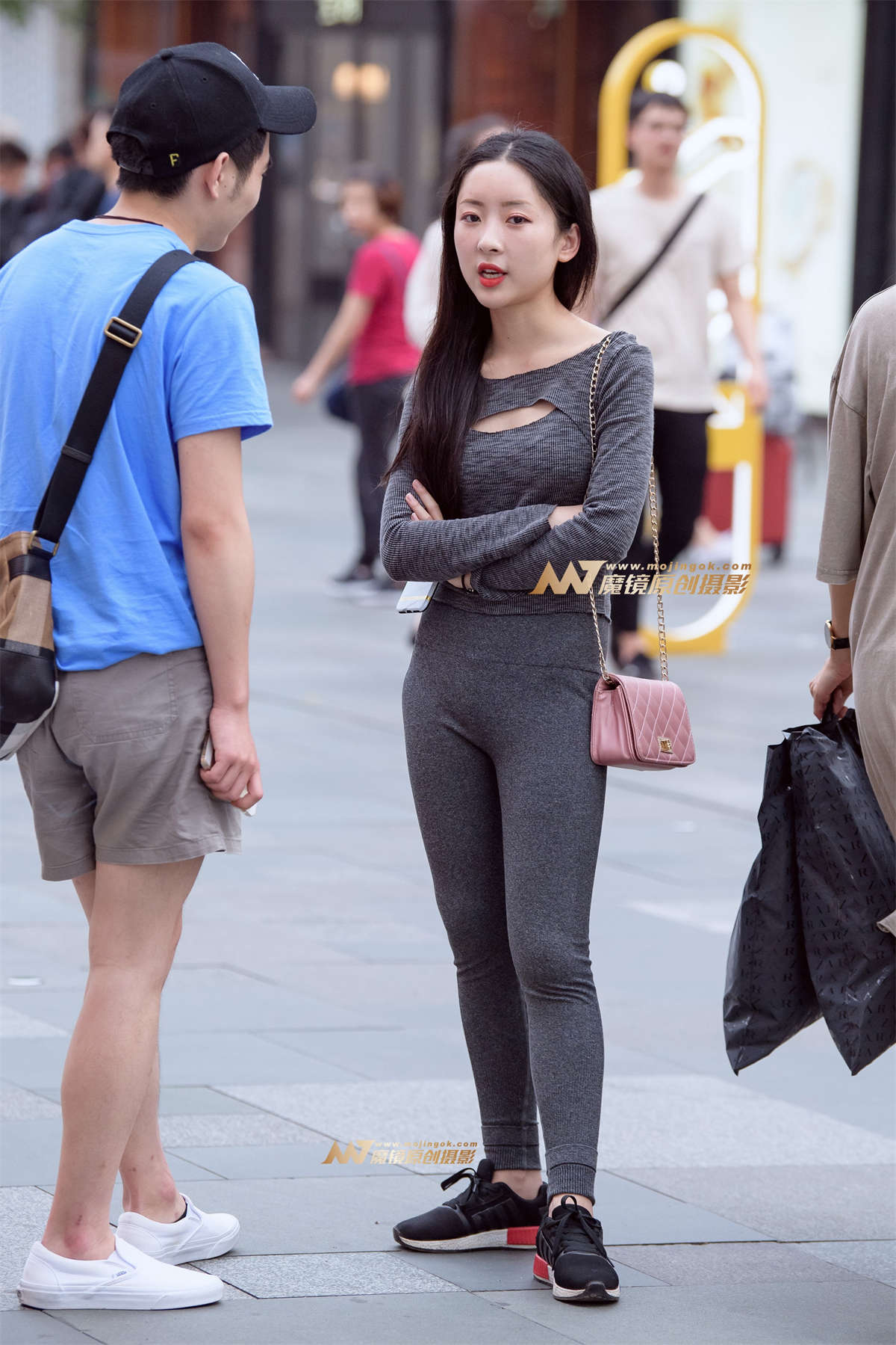 【久久赛帖】娇小玲珑紧身裤美女-日更街拍