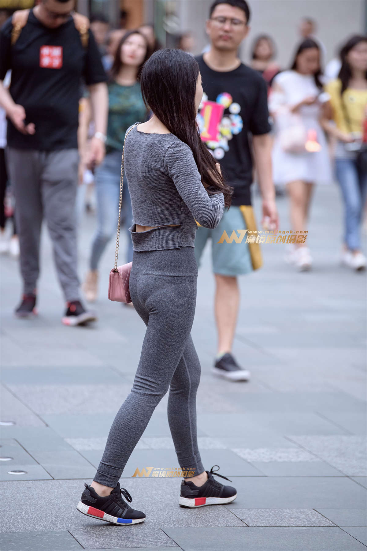 图片[2]-【久久赛帖】娇小玲珑紧身裤美女-日更街拍