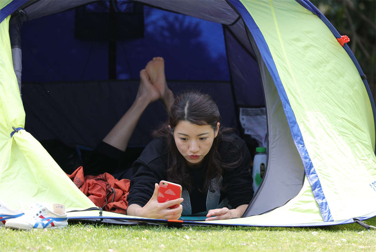 踏青公园街拍系列No.1525 漂亮少妇卖萌自拍后掉转方向，瞬时门户大开，美足全面失守 第1套-日更街拍