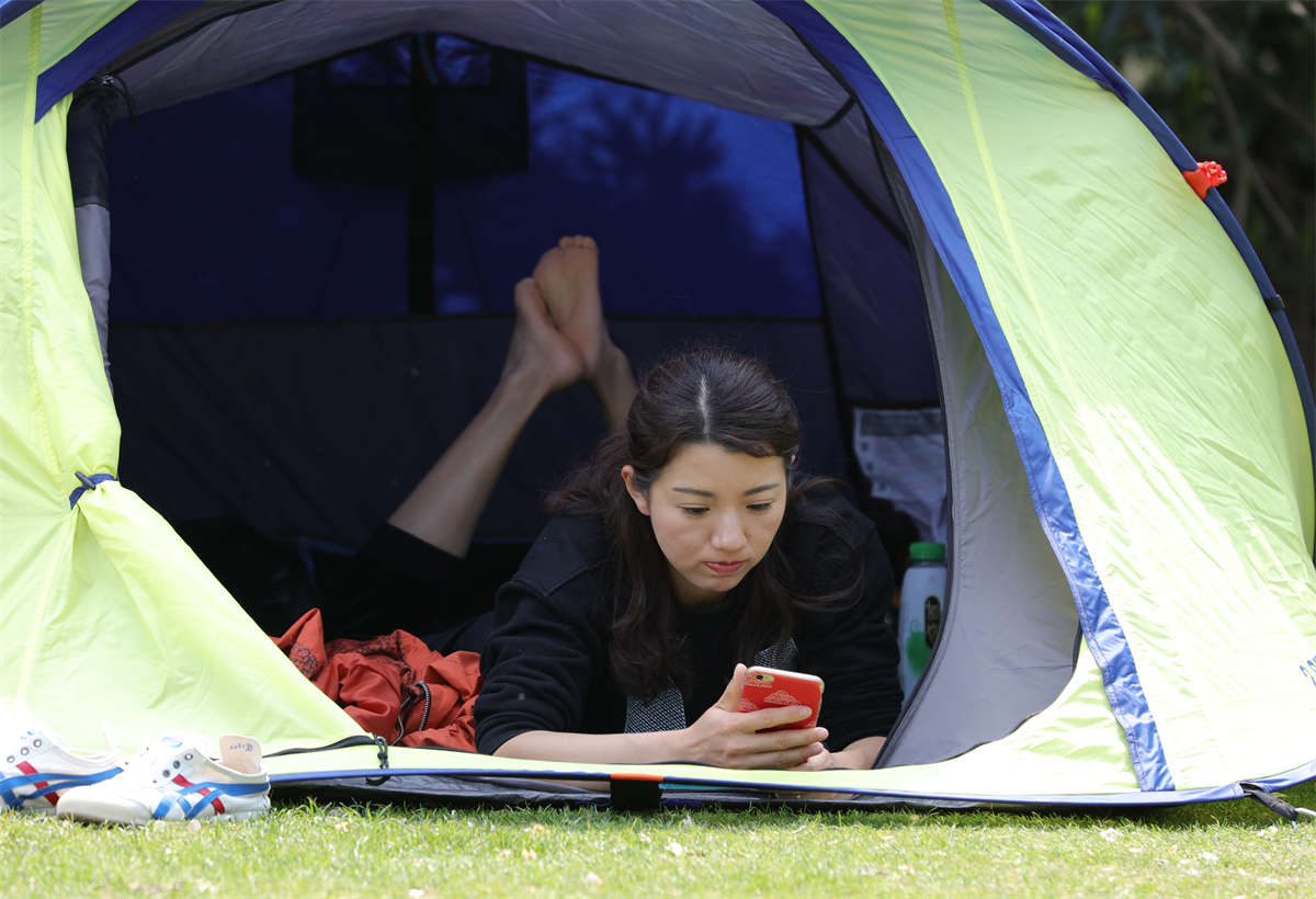 图片[2]-踏青公园街拍系列No.1525 漂亮少妇卖萌自拍后掉转方向，瞬时门户大开，美足全面失守 第1套-日更街拍