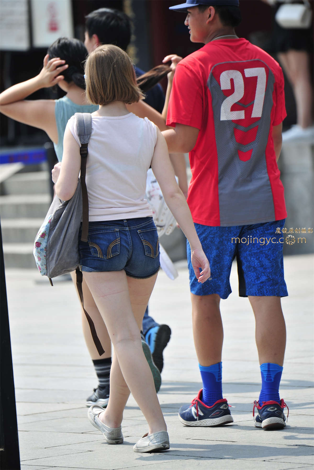 街拍大赛第三季-超紧美臀牛仔短裤-日更街拍