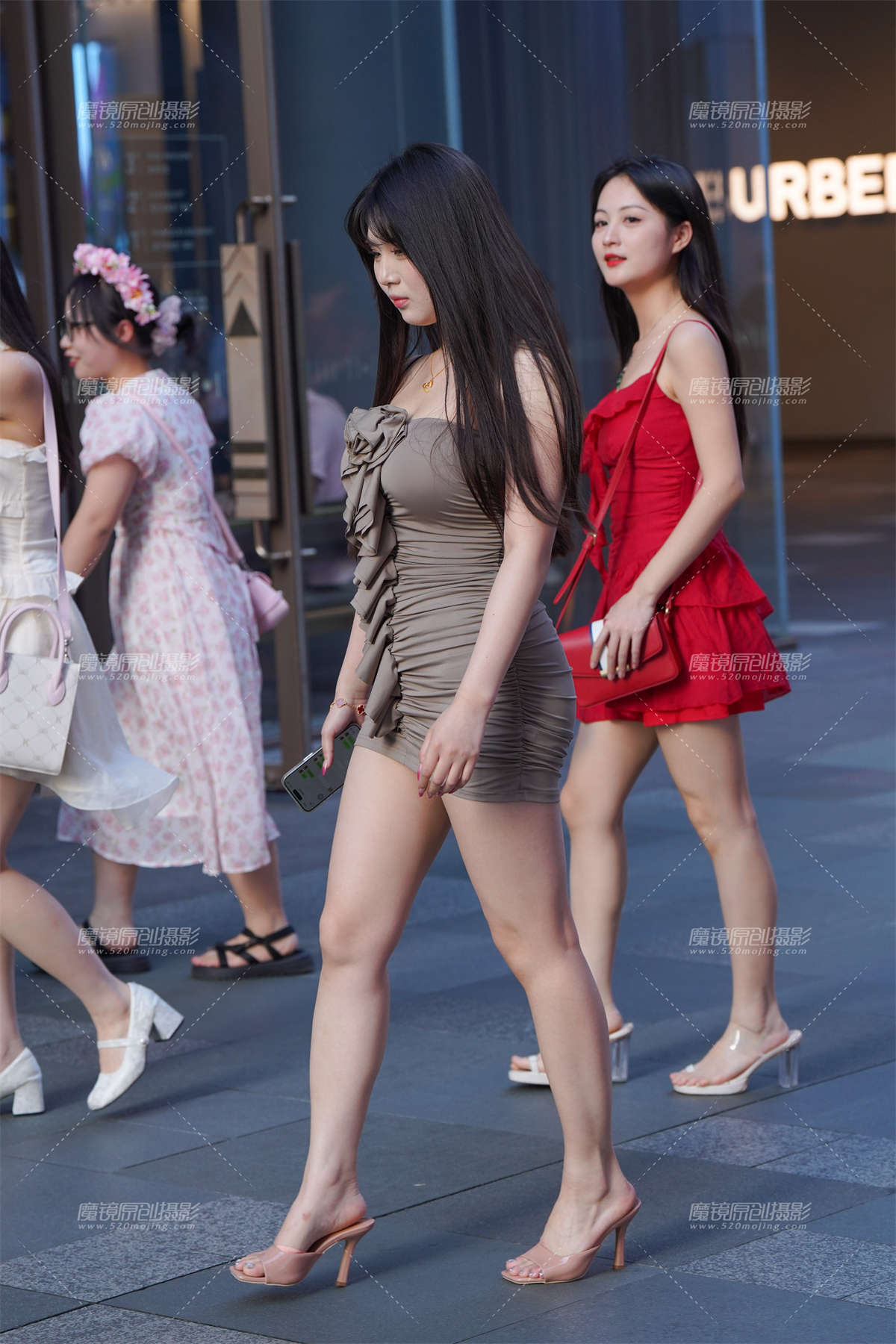 凹凸有致尽显迷人魅力-日更街拍