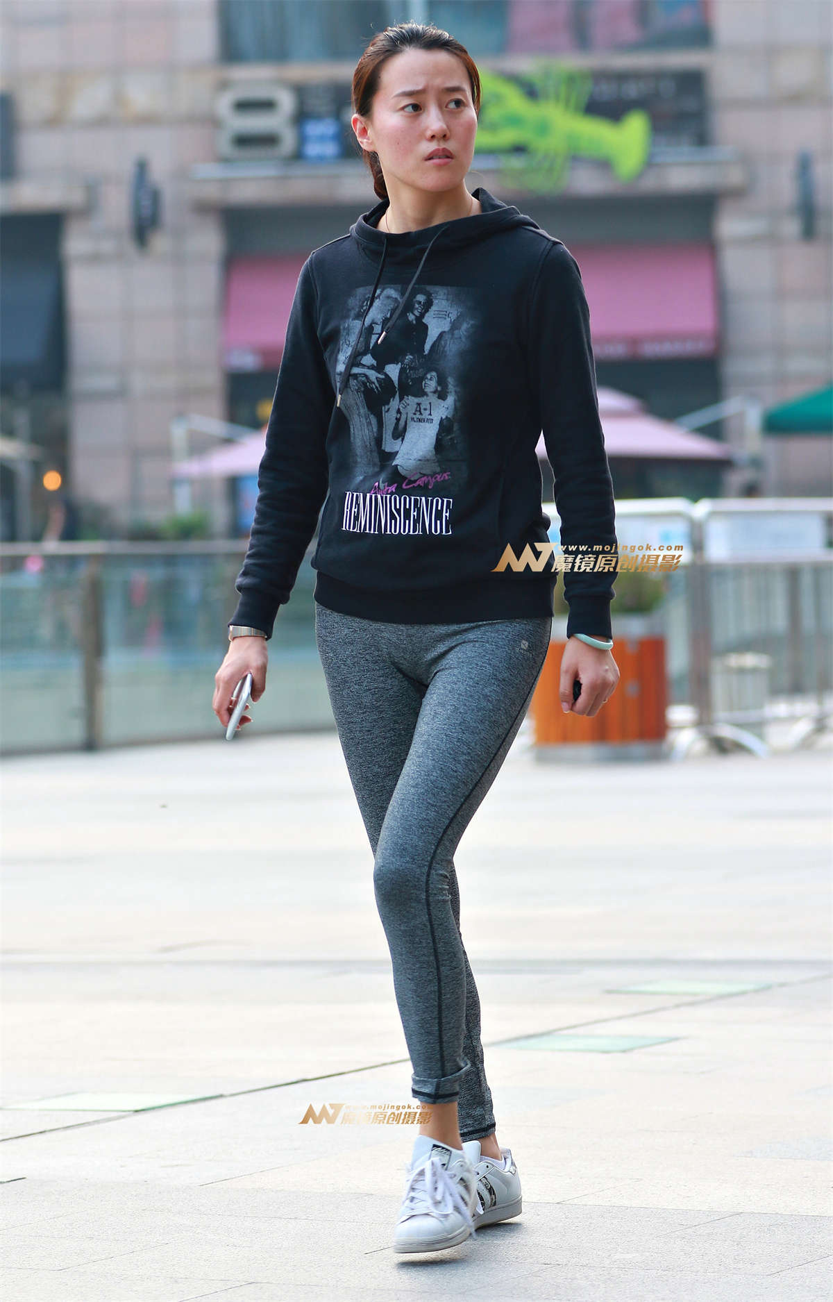 穷追拍摄 苗条的瑜伽裤MM-日更街拍