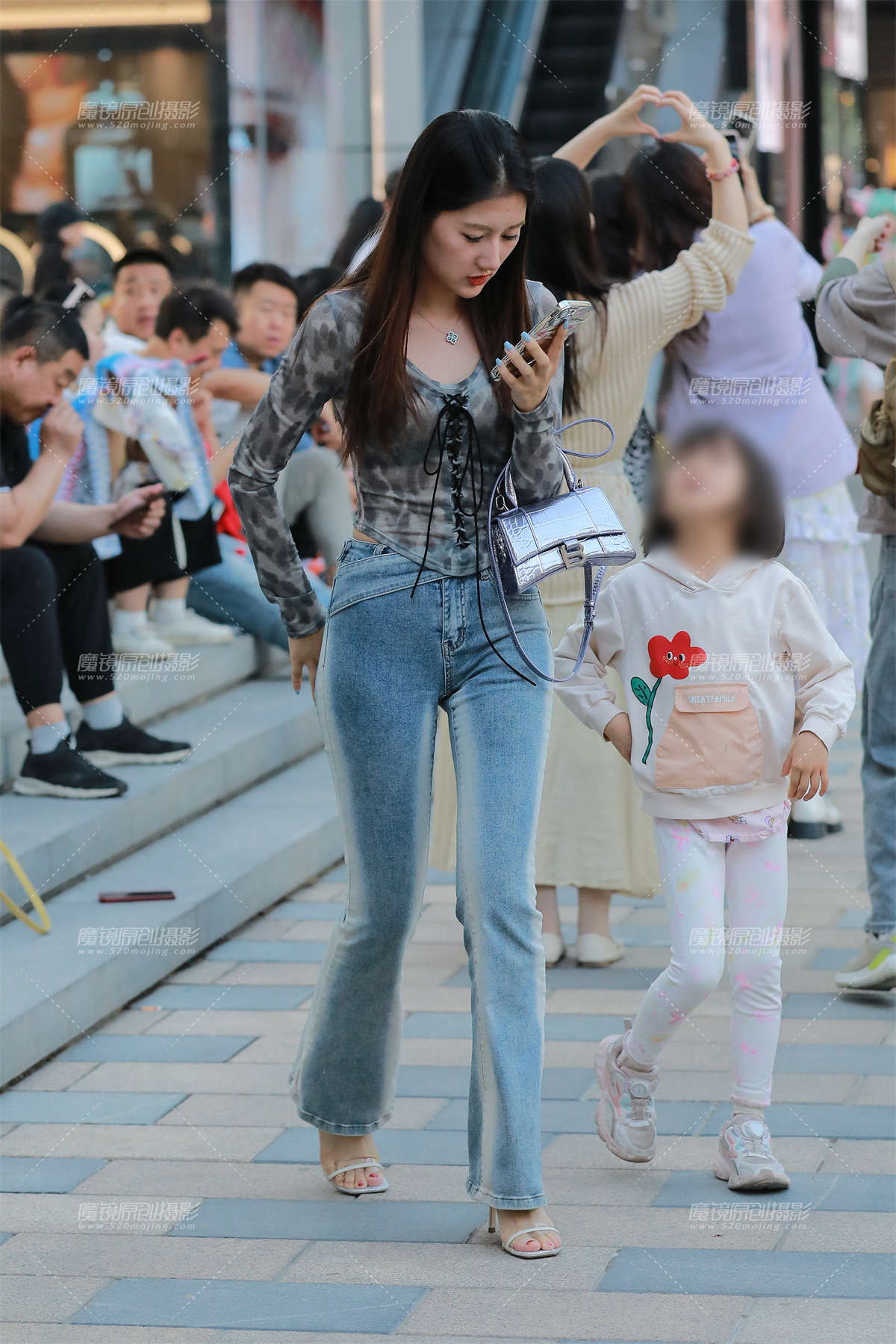 图片[2]-时尚漂亮牛仔裤辣妈-日更街拍