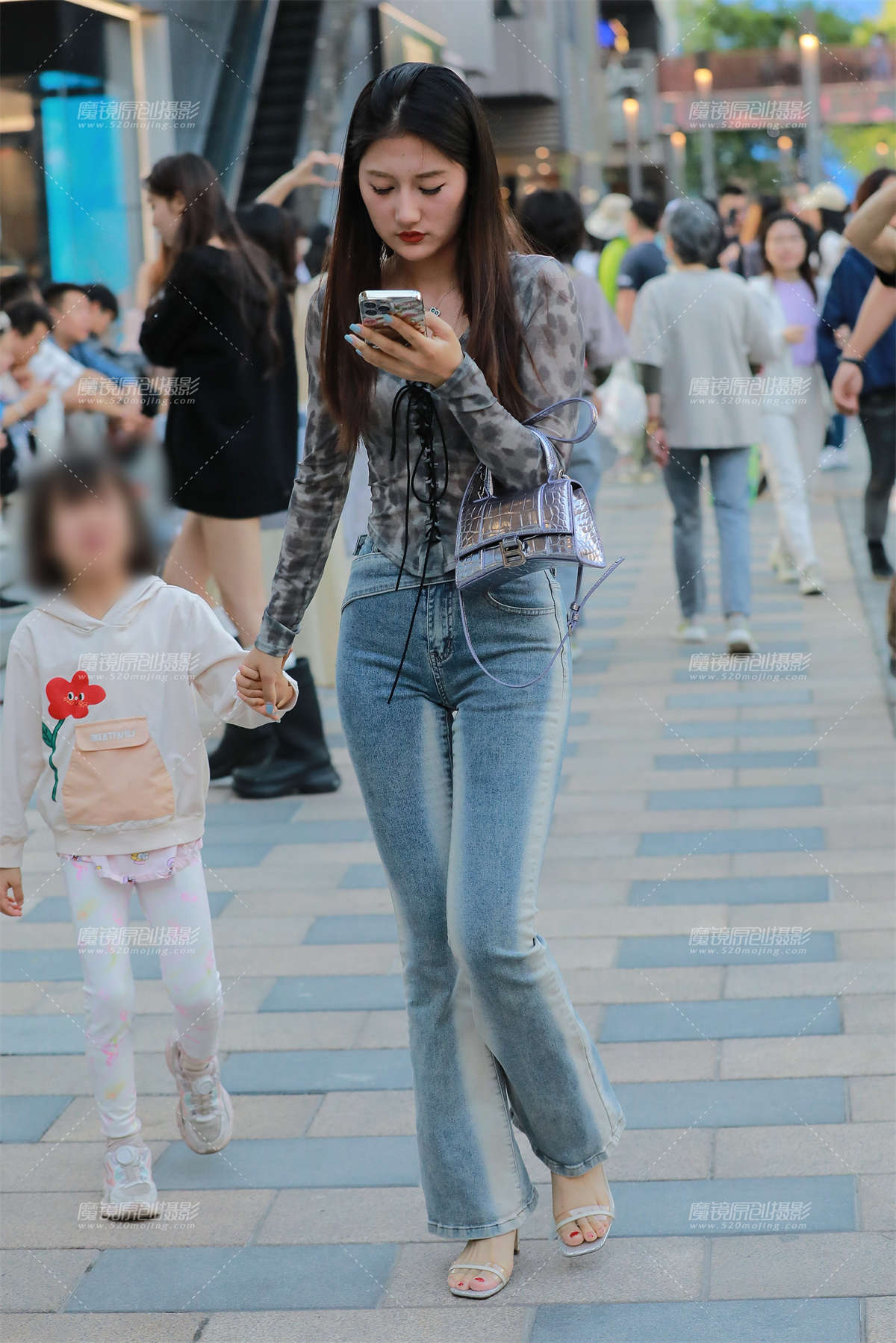 时尚漂亮牛仔裤辣妈-日更街拍