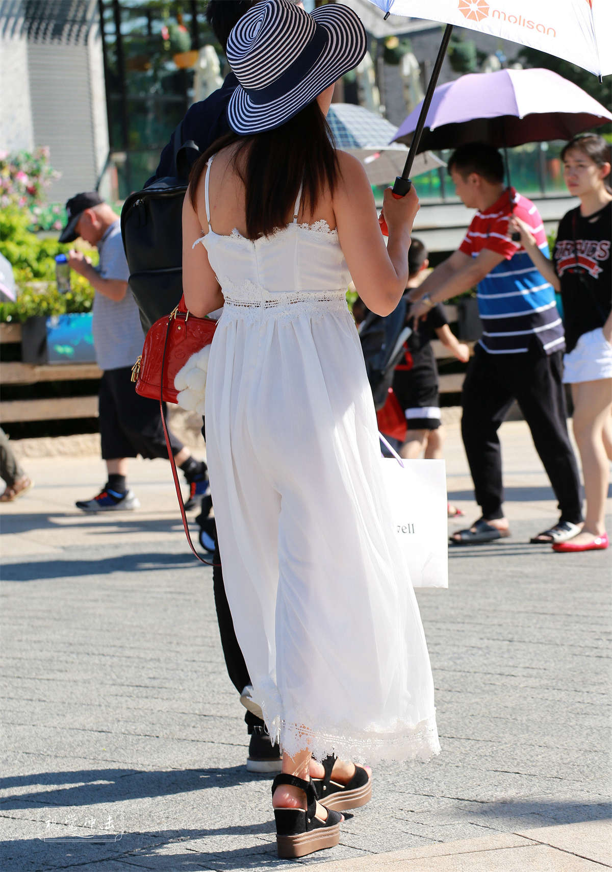 图片[2]-洁白的小吊带低胸裙 靓丽 少妇-日更街拍