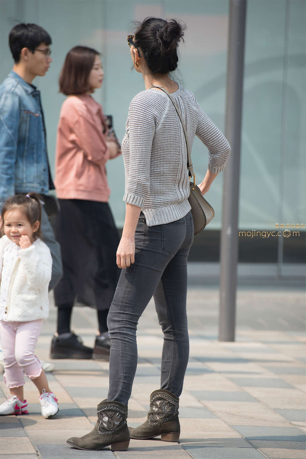 图片[2]-牛仔紧裤玩耍的辣妈-日更街拍