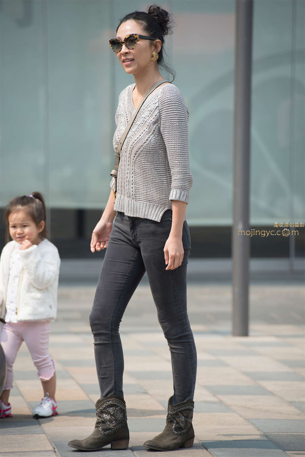 牛仔紧裤玩耍的辣妈-日更街拍