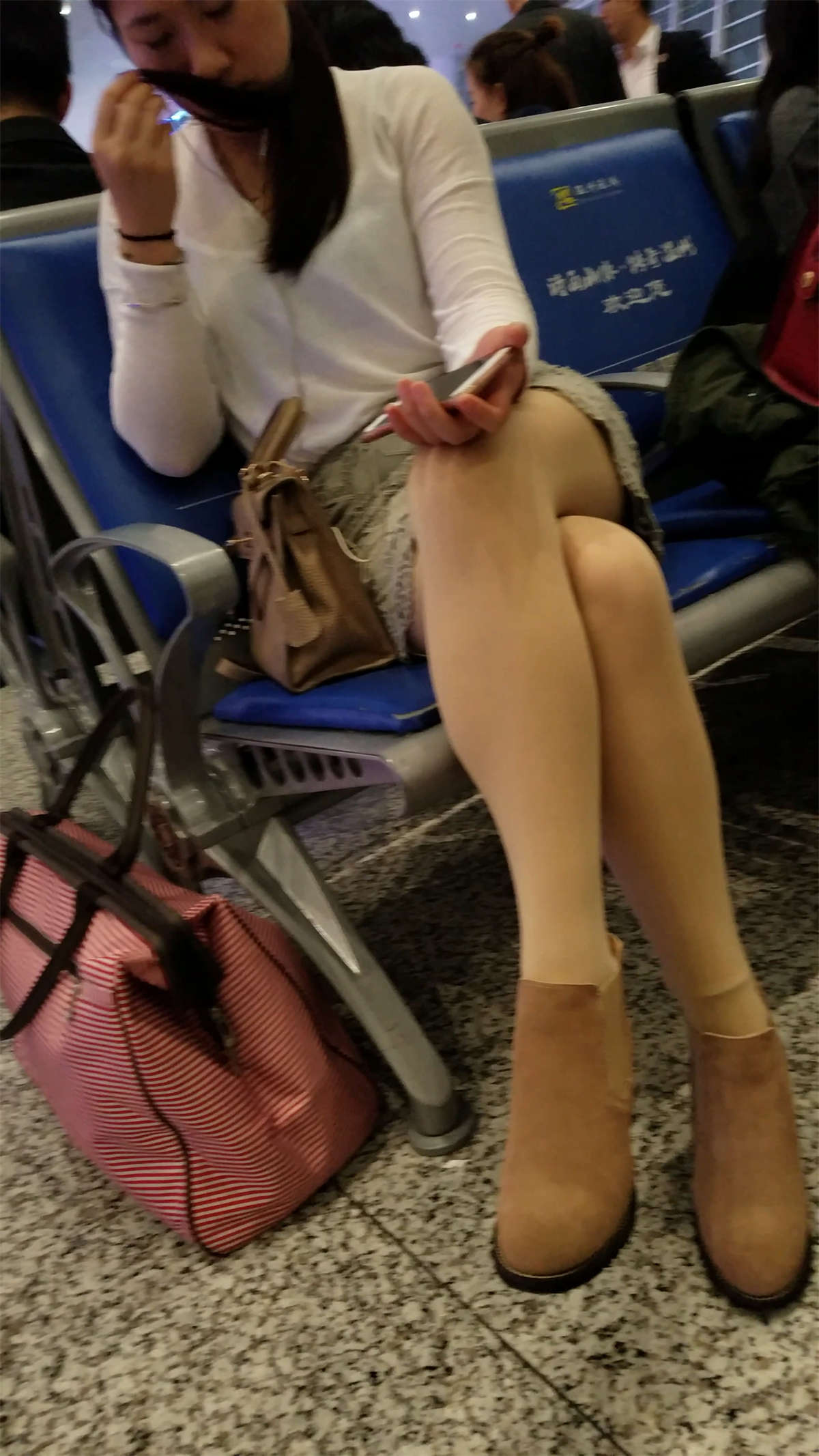 [4K高清视频]火车站候车的肉色丝袜图案包臀裙美少妇-日更街拍