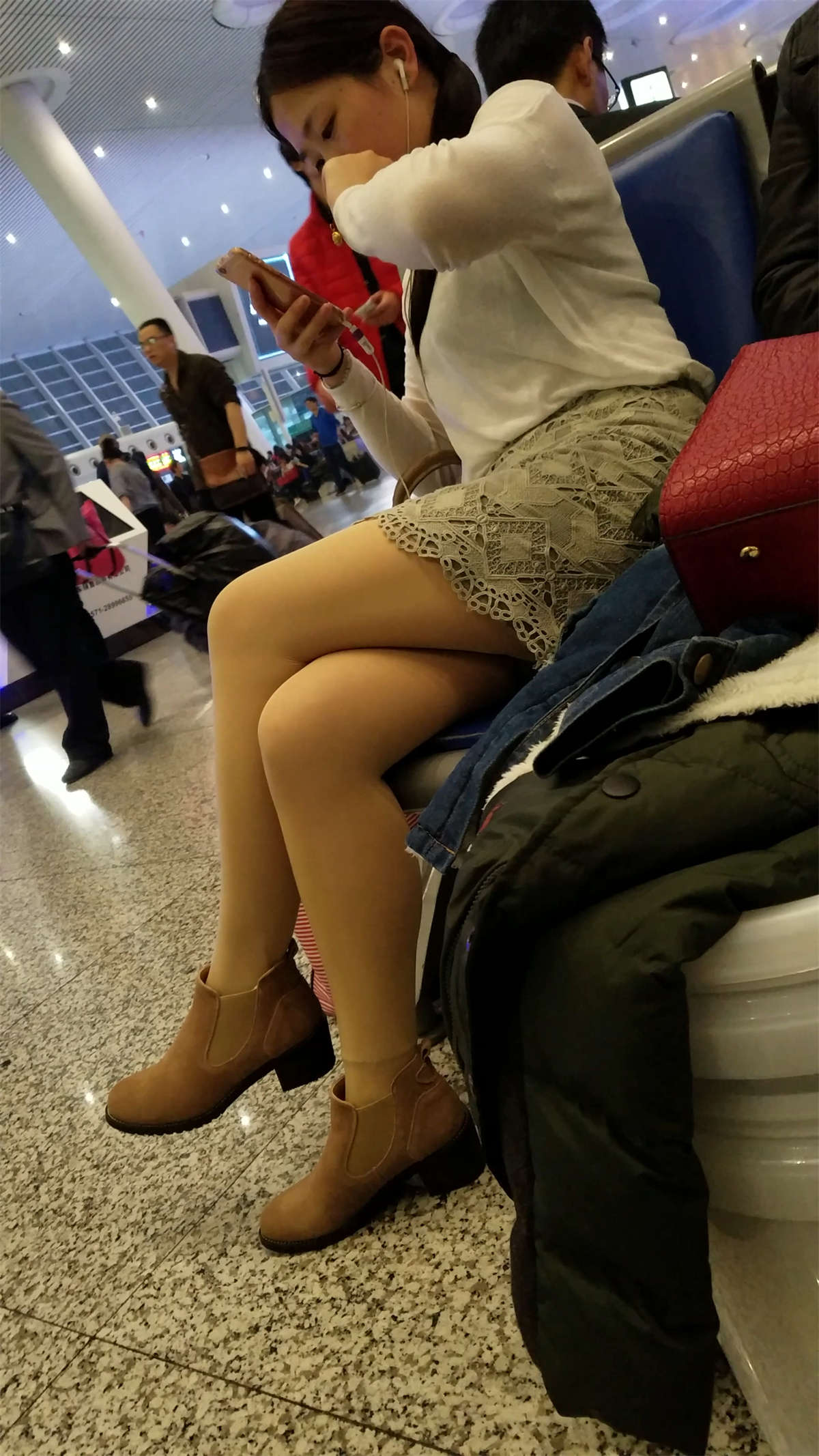 图片[2]-[4K高清视频]火车站候车的肉色丝袜图案包臀裙美少妇-日更街拍