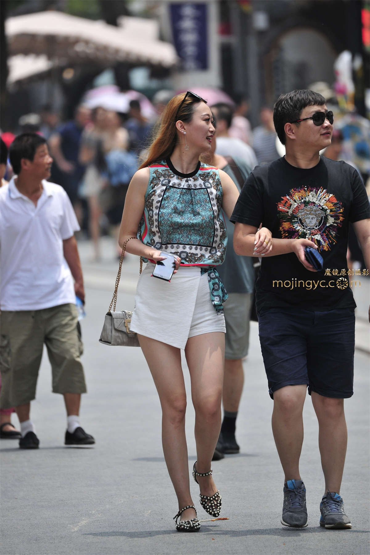 街拍大赛第三季-短白裤少妇-日更街拍