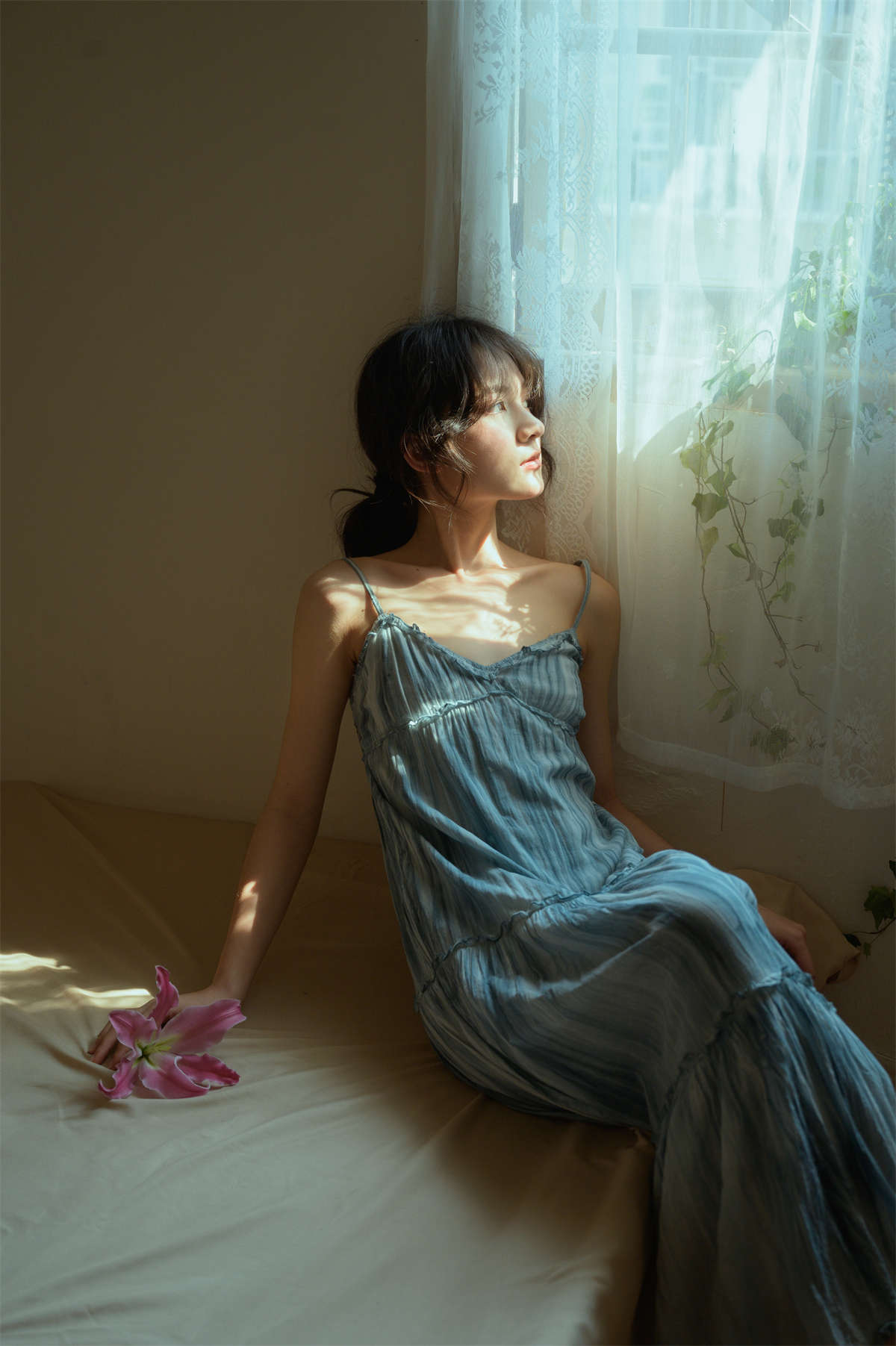 YITUYU艺图语 2025.04.22 静谧的光 小雨天气-日更街拍