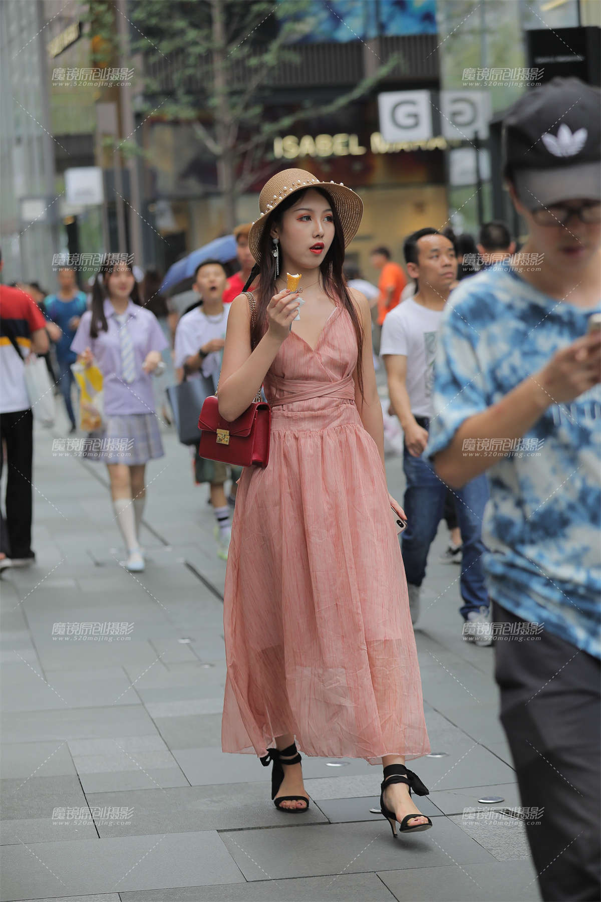 爱吃雪糕的大眼美眉-日更街拍