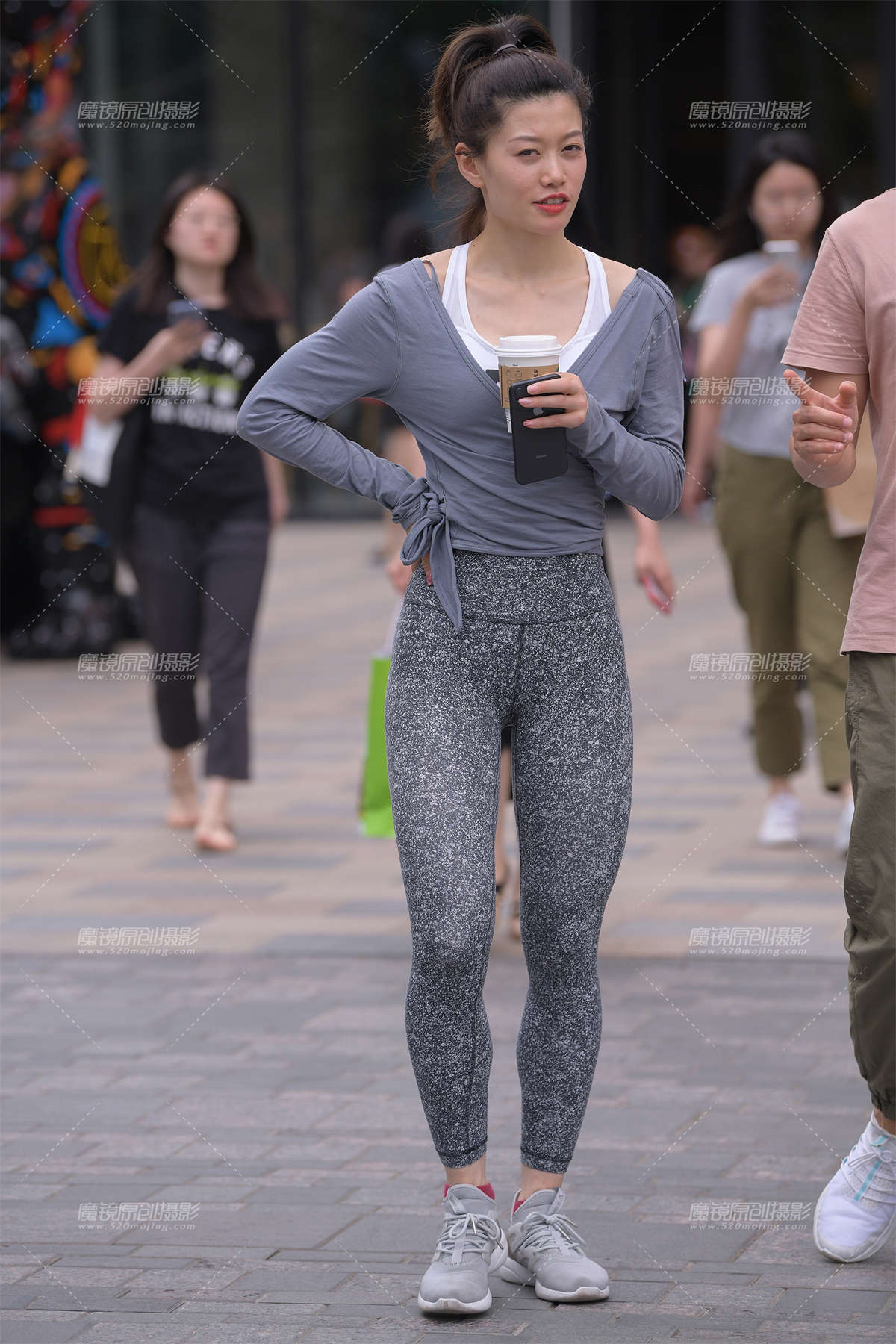 【街拍之魂赛帖】喝咖啡的紧身裤美女-日更街拍