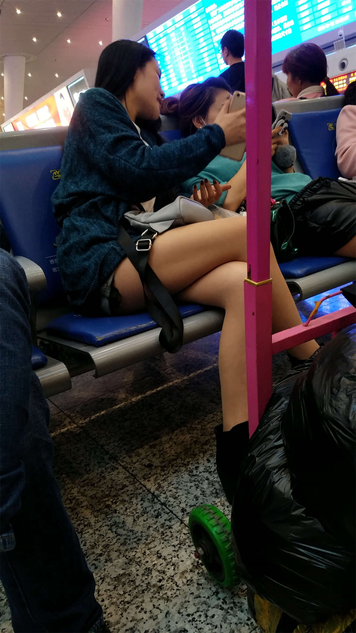 [4K高清视频]高铁站候车的肉色丝袜长发少妇白皙美腿-日更街拍
