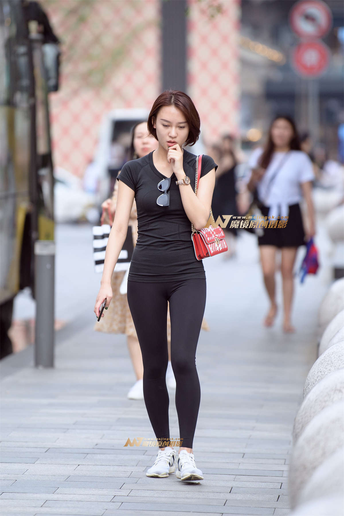 【久久赛帖】紧身黑裤勾勒出完美身形-日更街拍