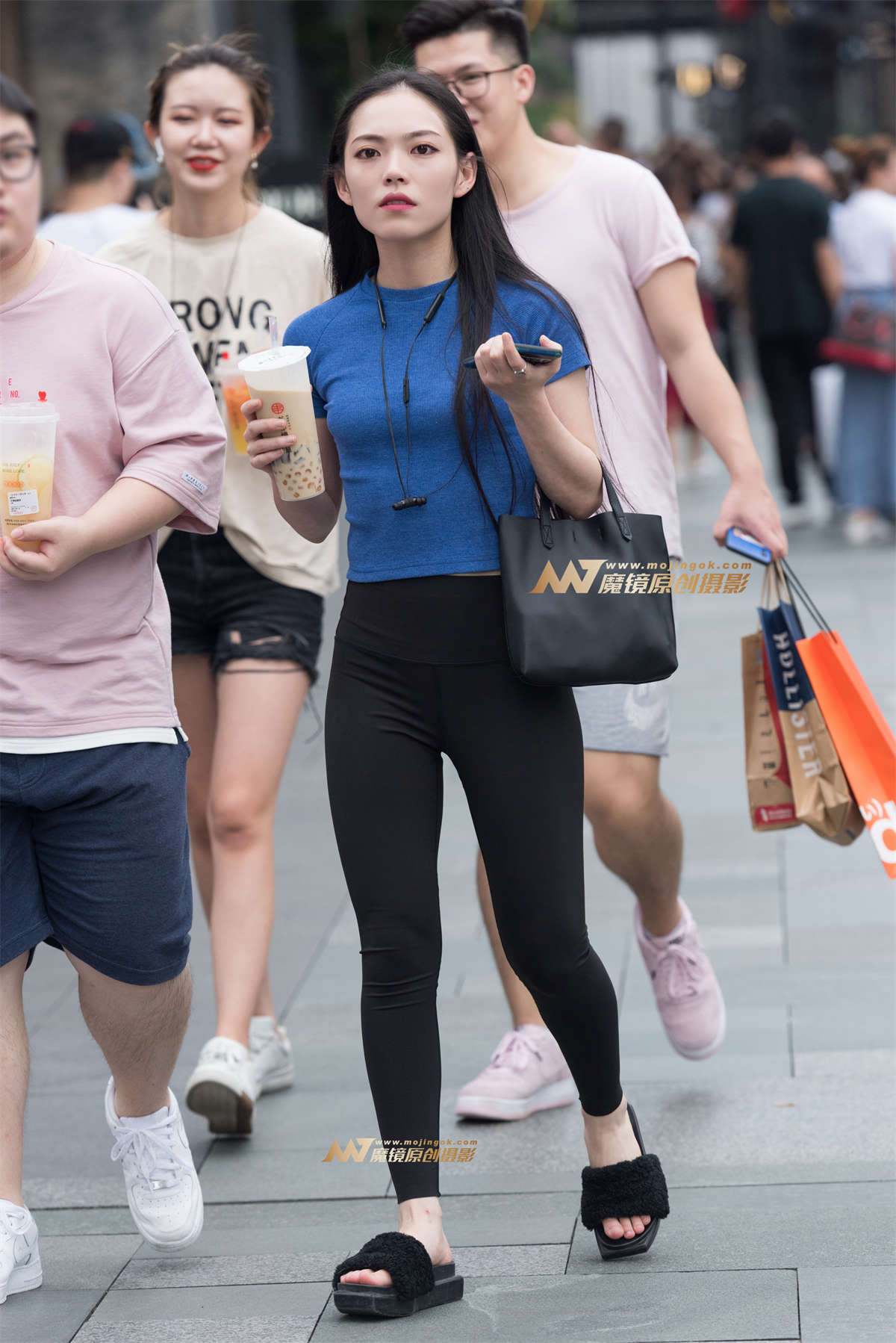 玩手机瑜伽裤美女-日更街拍