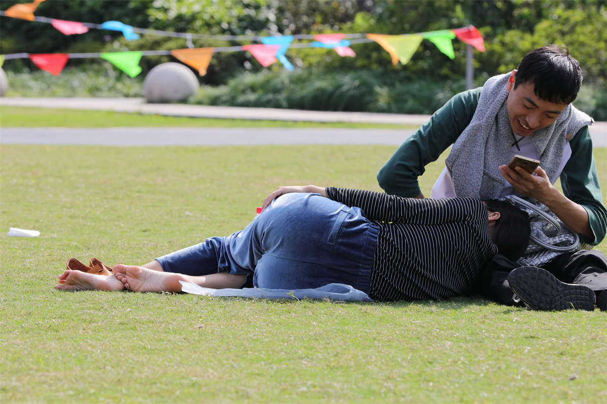 图片[2]-踏青公园街拍系列No.1527 符合完美标准的收藏级珍品现身，要用教科书级的拍摄认真对待 第三季-日更街拍