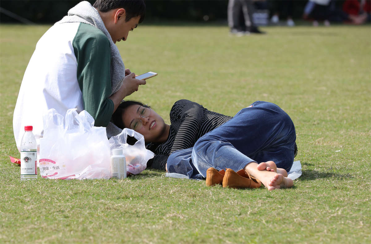 踏青公园街拍系列No.1527 符合完美标准的收藏级珍品现身，要用教科书级的拍摄认真对待 第三季-日更街拍